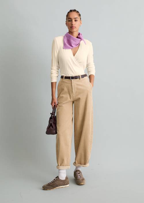 Pantalon en velours côtelé modèle Airin, coupe « barrel leg » Sandpaper en vue de face