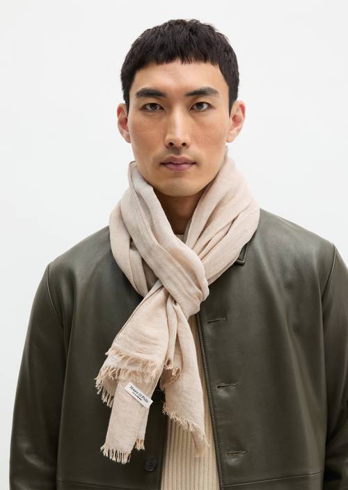 Sjaal Light Oat gedragen door model