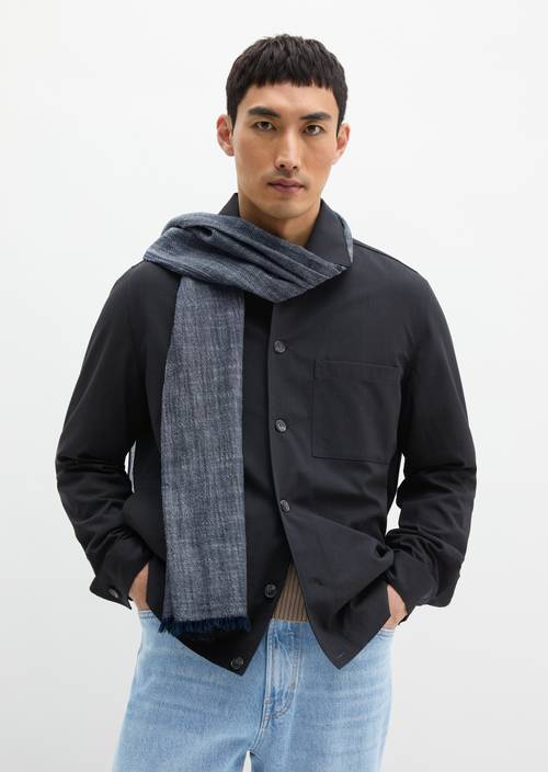 Sjaal Dark Navy gedragen door model