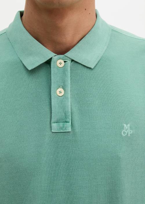 Polo piqué régulier Botanical Green en vue détaillée