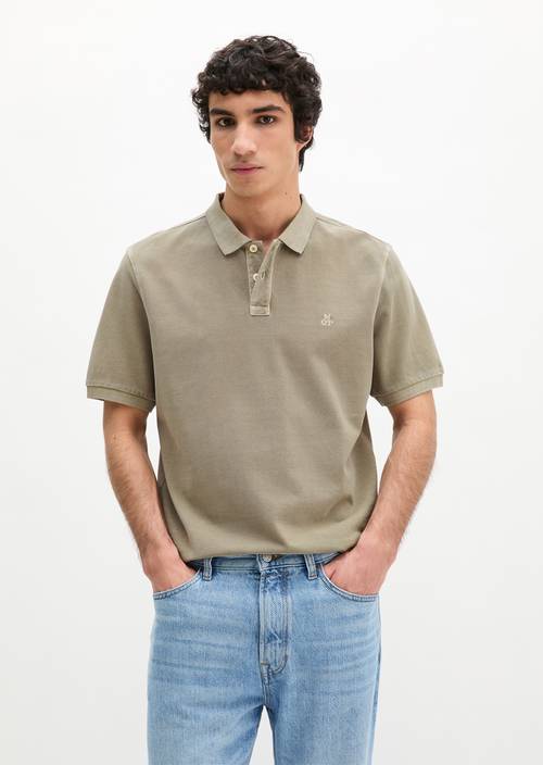 Polo piqué régulier Avery Fern en vue de face