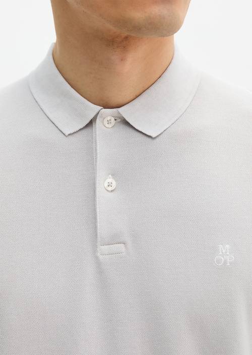 Koszulka polo w kształcie piqué barwiona w masie Concrete Clay w widoku szczegółowym