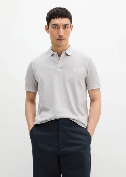 Koszulka polo w kształcie piqué barwiona w masie Concrete Clay w widoku z przodu