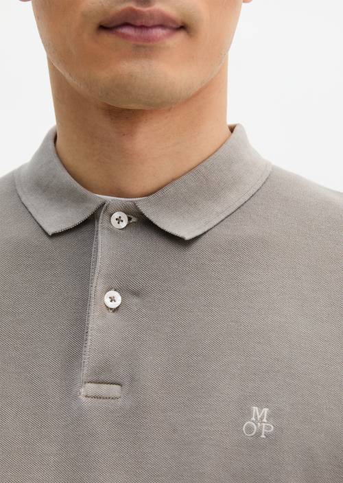 Koszulka polo w kształcie piqué barwiona w masie Frozen Taupe w widoku szczegółowym