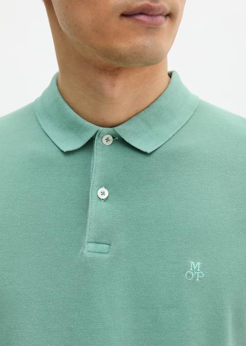 Koszulka polo w kształcie piqué barwiona w masie Botanical Green w widoku szczegółowym