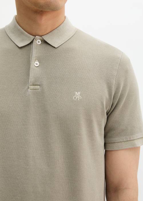 Koszulka polo w kształcie piqué barwiona w masie Avery Fern w widoku szczegółowym