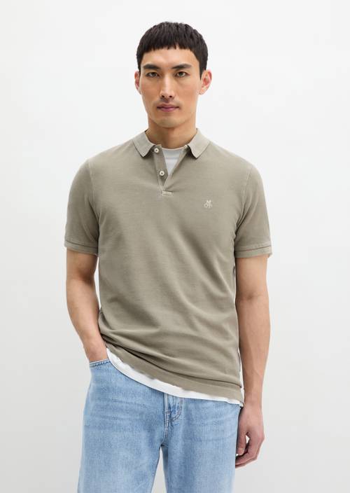 Koszulka polo w kształcie piqué barwiona w masie Avery Fern w widoku z przodu