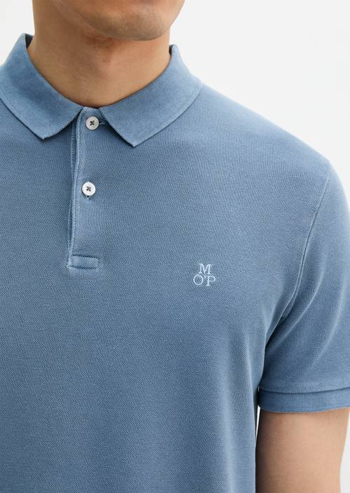Koszulka polo w kształcie piqué barwiona w masie Stormy Blue w widoku szczegółowym