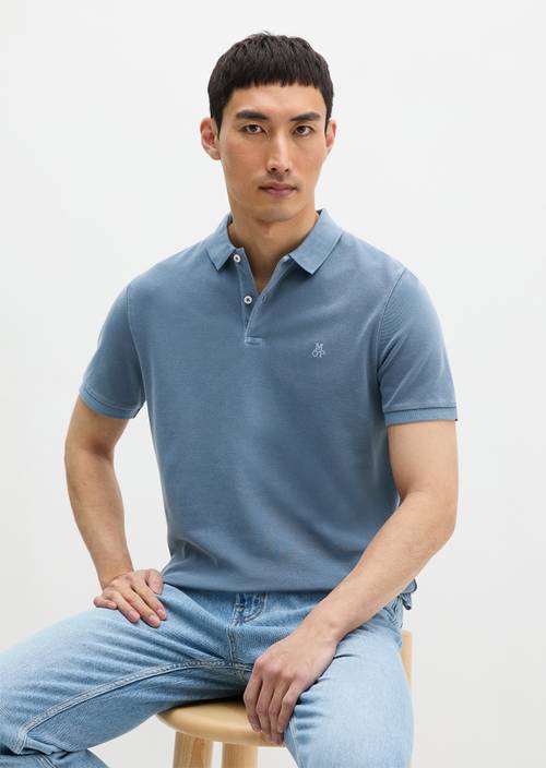 Koszulka polo w kształcie piqué barwiona w masie Stormy Blue w widoku z przodu