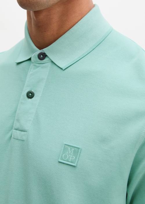 Poloshirt Piqué regular  garment-dyed Midnight Moss in Detailansicht