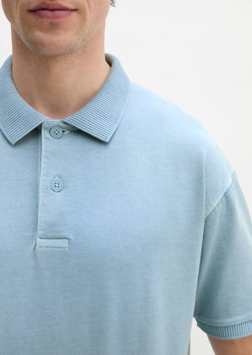 Polo sciolta Dusted Blue in vista dettagliata
