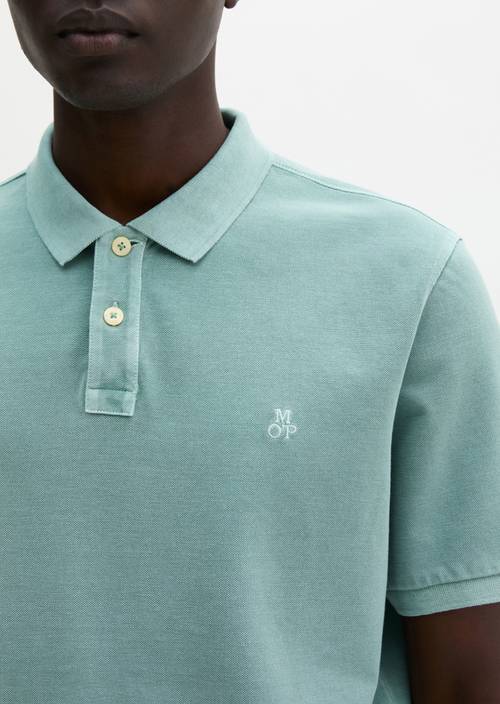 Poloshirt Piqué regular  garment-dyed Midnight Moss in Detailansicht