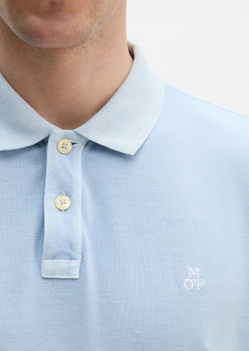 Poloshirt Piqué regular  garment-dyed Dusted Blue in Detailansicht