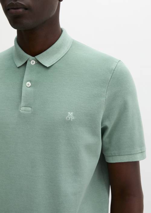Poloshirt Piqué shaped  garment-dyed Midnight Moss in Detailansicht