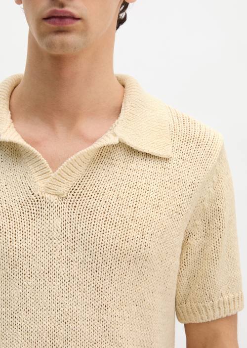 Regularny sweter z krótkim rękawem Chalky Sand w widoku szczegółowym