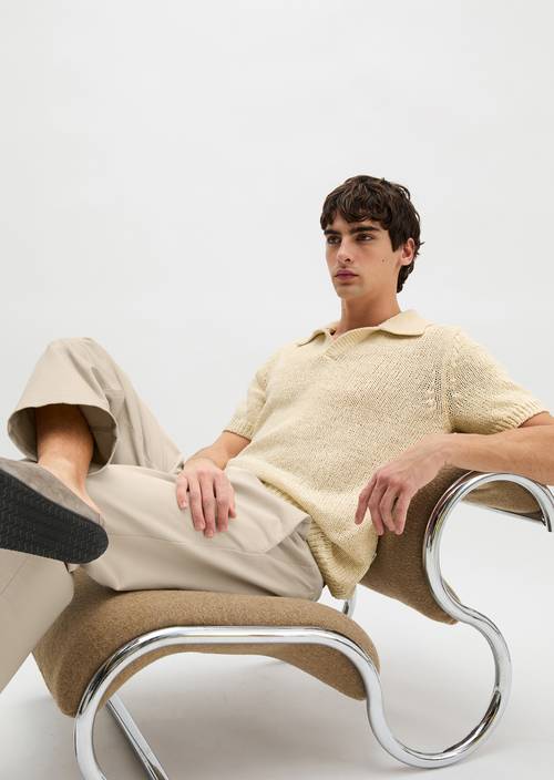 Regularny sweter z krótkim rękawem Chalky Sand w widoku z przodu