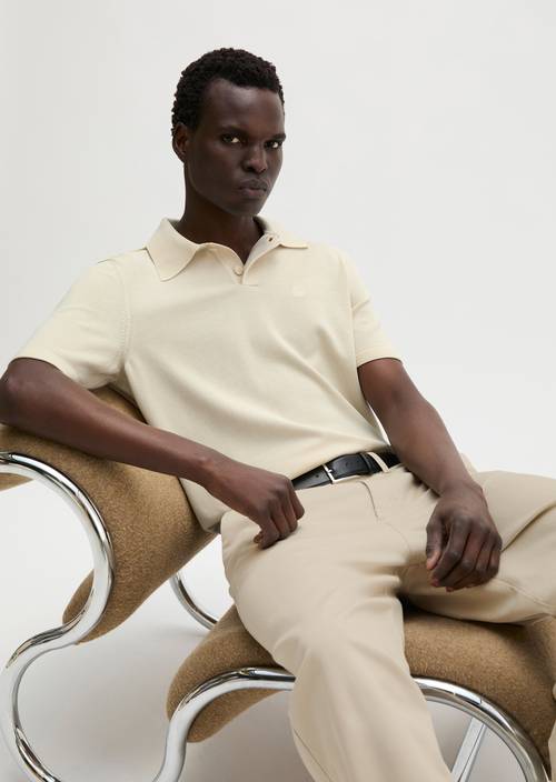 Polo en tricot régulier Chalky Sand en vue de face