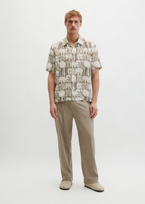 Regular short-sleeved linen shirt — Light Brown
