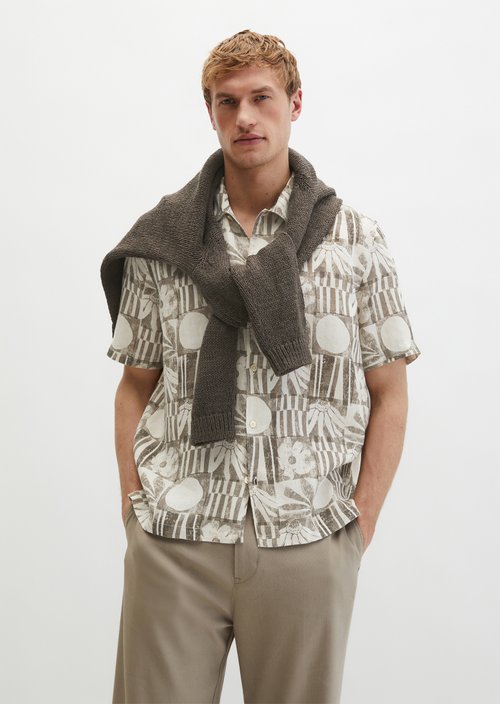 Regular short-sleeved linen shirt — Light Brown