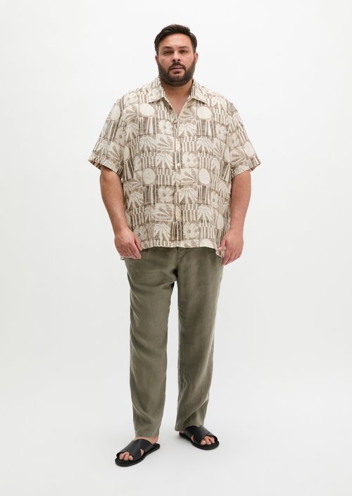 Regular short-sleeved linen shirt — Light Brown