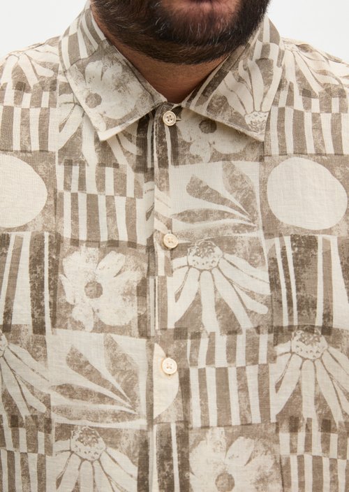 Regular short-sleeved linen shirt — Light Brown