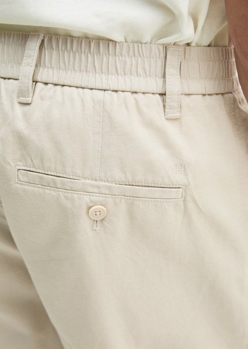 Shorts Model Eksjö Jogger pleats relaxed — Light Oat