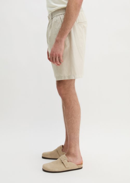 Shorts Model Eksjö Jogger pleats relaxed — Light Oat