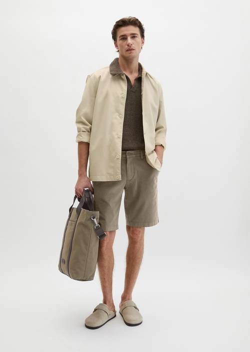 Shorts modelo Reso Jogger regular Dark Nickle en vista frontal