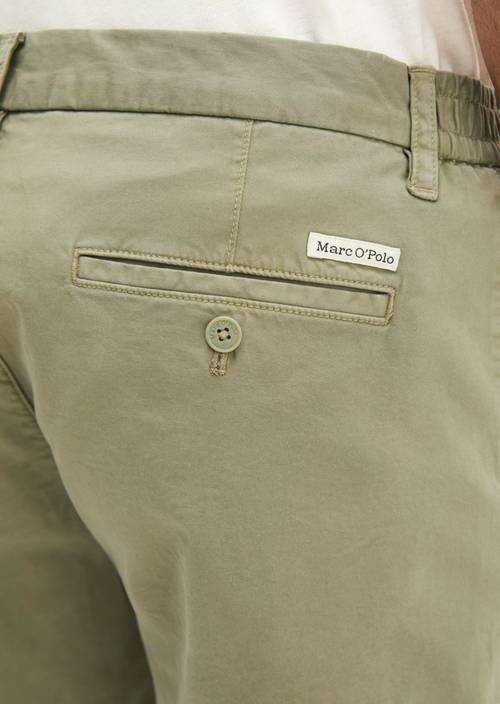 Shorts modelo Reso Jogger regular Avery Fern en vista detallada