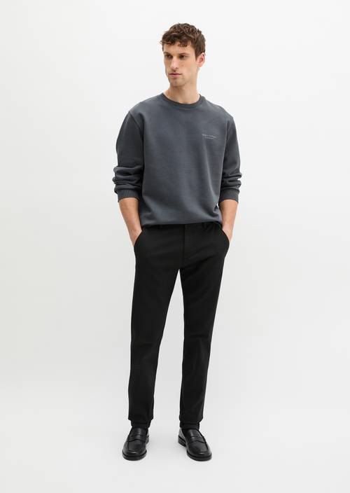 Chino modelo con forma de Stig Black en vista frontal