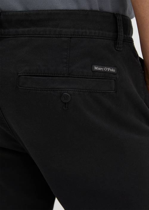 Chino modelo con forma de Stig Black en vista detallada