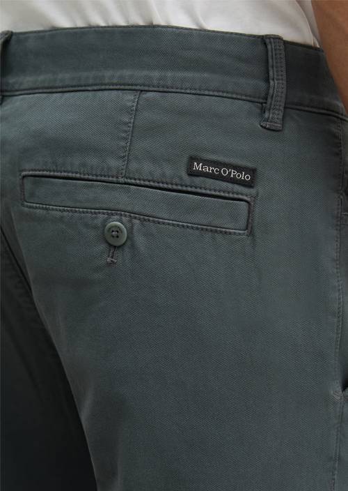 Chino modelo con forma de Stig Skipping Stone en vista detallada