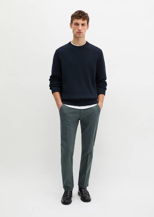 Chino modelo con forma de Stig Skipping Stone en vista frontal