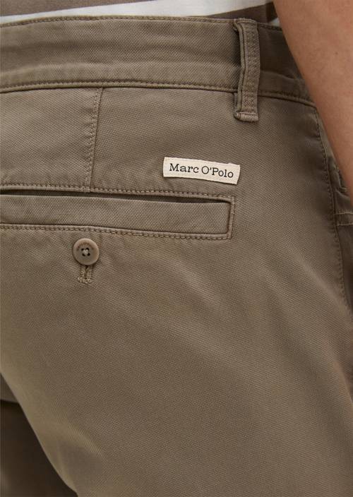 Chino modelo con forma de Stig Frozen Taupe en vista detallada