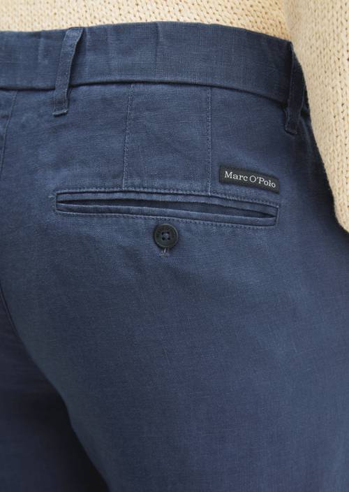 Pantaloni in lino modello Osby con pieghe da jogger Faded Blue in vista dettagliata