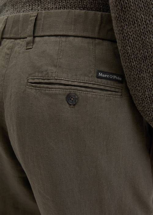 Pantalón de lino modelo Osby jogger plisado Dark Nickle en vista detallada