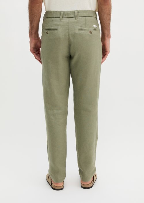 Linen pants model Osby jogger pleats — Avery Fern