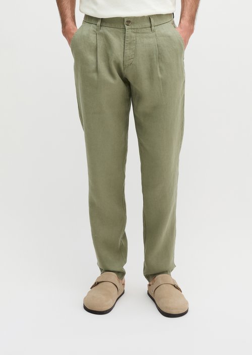 Linen pants model Osby jogger pleats — Avery Fern