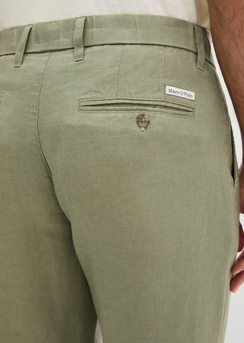 Linnen broek model Osby joggerplooien Avery Fern in detailaanzicht