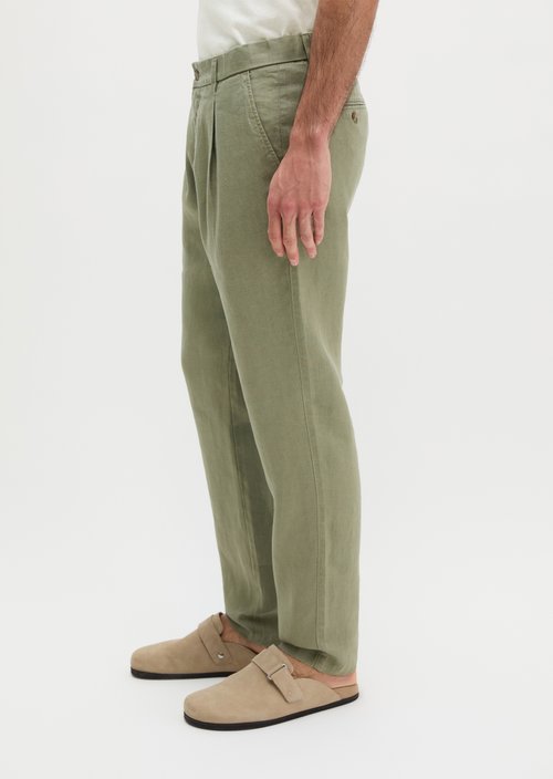 Linen pants model Osby jogger pleats — Avery Fern