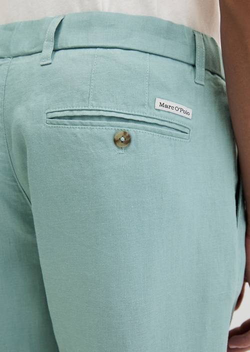 Linnen broek model Osby joggerplooien Midnight Moss in detailaanzicht