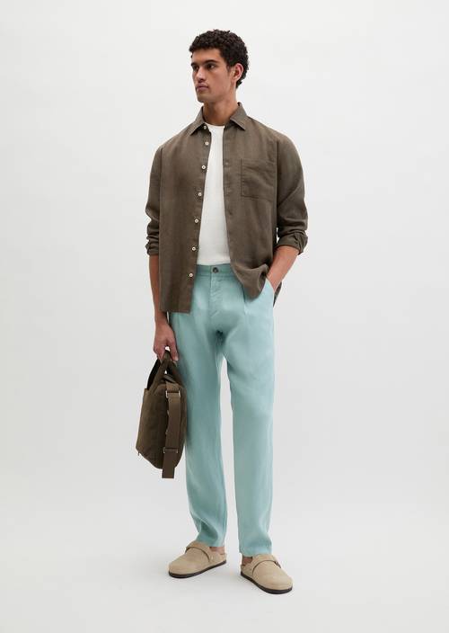 Linnen broek model Osby joggerplooien Midnight Moss in vooraanzicht