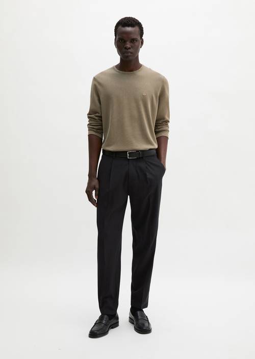 Hose Model Belsbo pleats relaxed Dark Navy in Frontalansicht