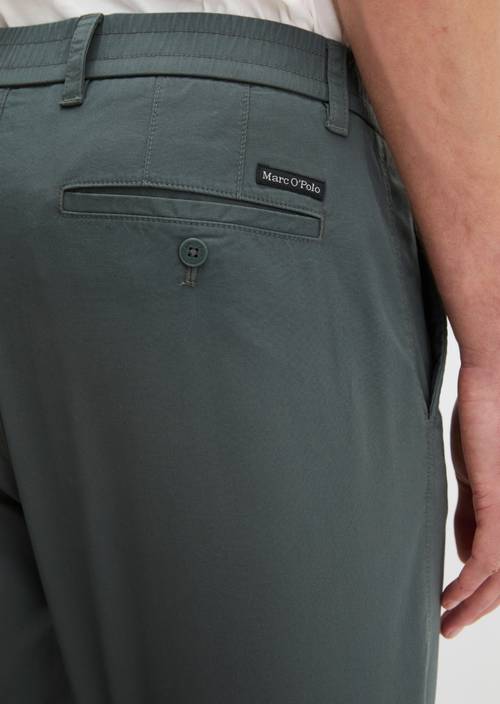 Chino modelo Morot Jogger tapered Skipping Stone en vista detallada