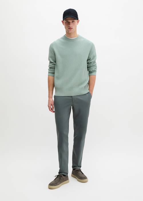 Chino modelo Morot Jogger tapered Skipping Stone en vista frontal