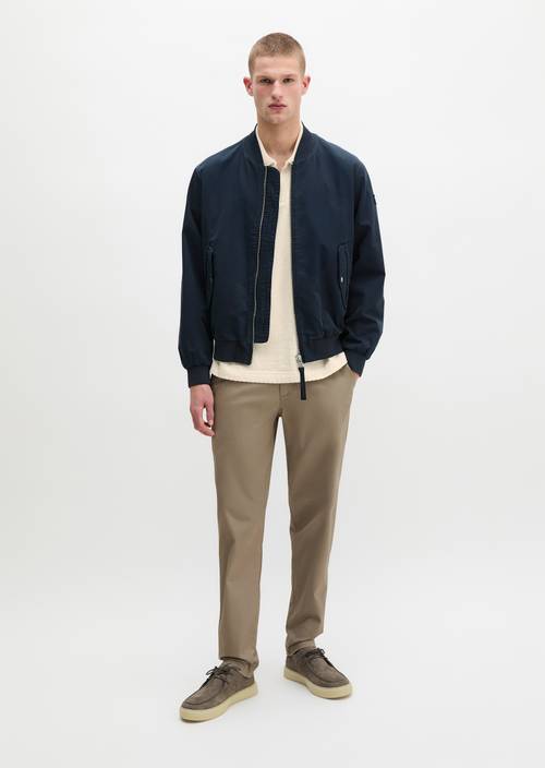 Chino modelo Morot Jogger tapered Frozen Taupe en vista frontal