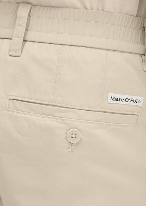 Chino modelo Morot Jogger tapered Light Oat en vista detallada