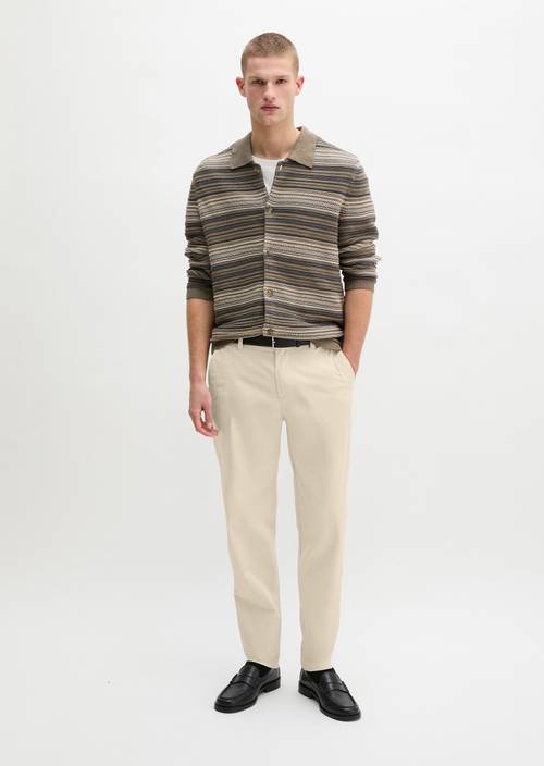 Chino modelo Morot Jogger tapered Light Oat en vista frontal