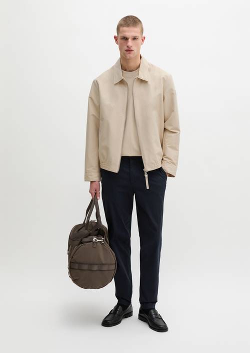 Chino modelo Morot Jogger tapered Dark Navy en vista frontal