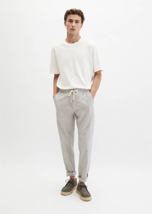 Pantalones modelo Morot Jogger tapered Light Blue en vista frontal